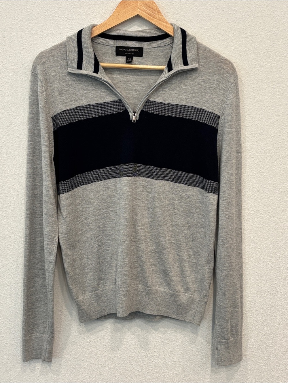 Banana Republic Men's XS Cotton Blend Gray Quarter-Zip Sweater Black Chest Band